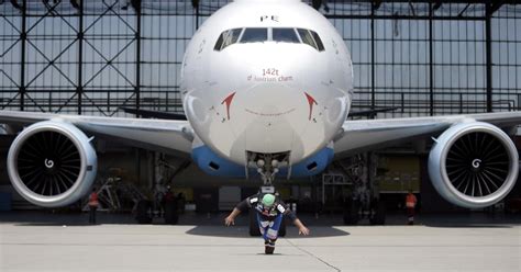 Extremsportler Zieht Boeing 777 Aus Hangar Kurier At