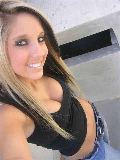 hottie with nice cleavage selfie