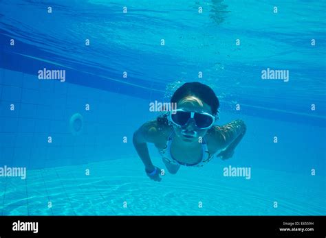 pre teen mädchen schwimmen unter wasser in einem schwimmbad im urlaub