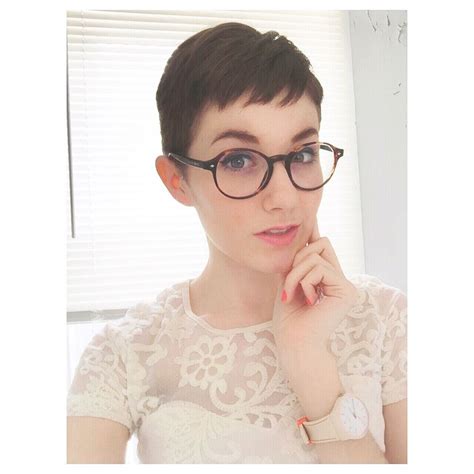 Short Hair Pixie Cut Hairstyle With Glasses Ideas 35