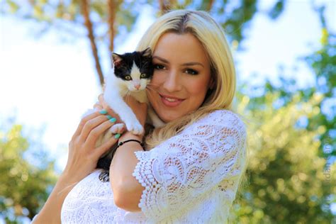 jordan carver beautiful stills with cat at lawn ~ world actress photos bollywood hollywood hot