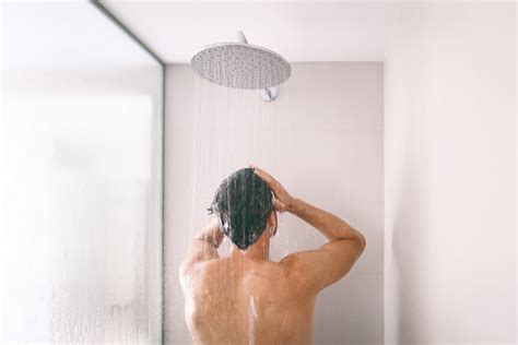 3 Reasons You Should Be Showering At Night Instead Of In The Morning
