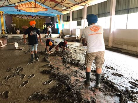 after church sikh volunteers from khalsa aid take up temple cleaning