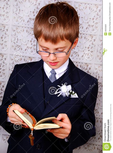 jongen die naar de eerste heilige kerkgemeenschap gaan stock foto image  overhemd boek