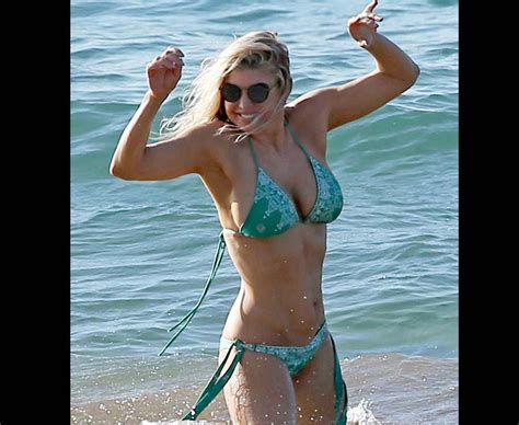 singer fergie shows off her washboard abs celebrity photos and