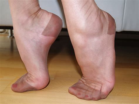 ladies show feet in rht nylons 32 pics xhamster