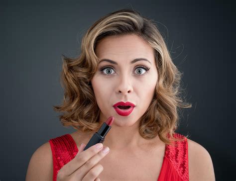 tips  pulling  red lipstick tlcme tlc