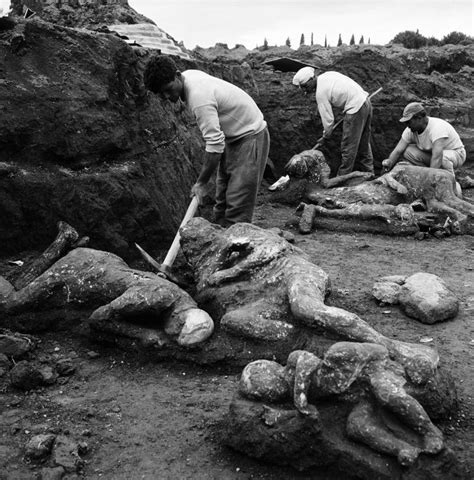 bodies of pompeii show last agonizing moments of mt vesuvius victims