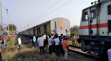 duronto express coaches  separated  engine  hurt india