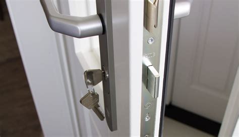 secure multi point locks  residential commercial doors