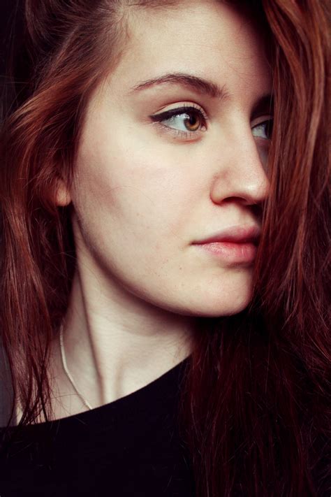 무료 이미지 소녀 여자 사진술 초상화 녹색 빨간 유행 말뿐인 헤어 스타일 눈썹 긴 머리 빨강 머리 흑발