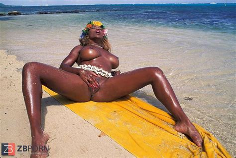 Big Boobed Dark Hued Stunner Anna Beach Nudes In Tahiti Zb Porn