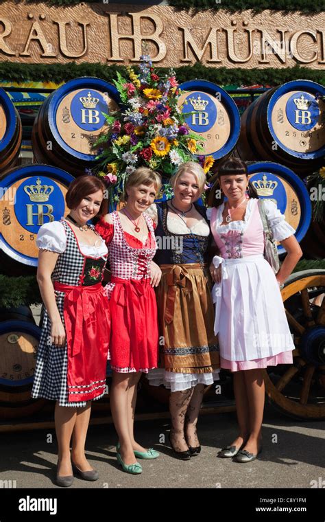 Alemania Baviera Munich Oktoberfest Niñas En Traje Tradicional