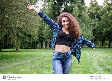Junge Spanische Frau Die Natur Genießt Ein Lizenzfreies Stock Foto