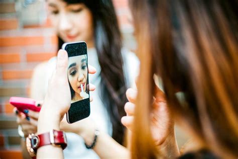 New Research Looks At How Social Media Affects Adolescents Body Image