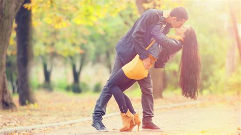 beach date kissing hd