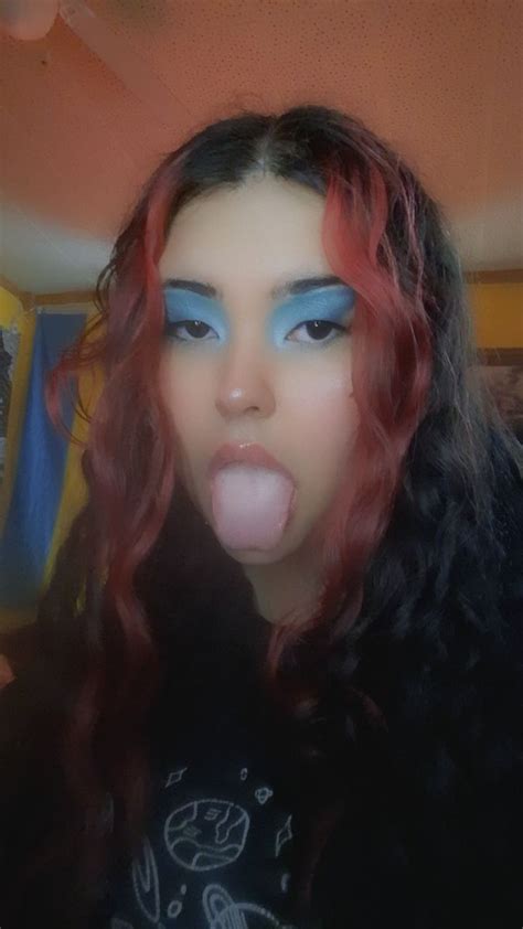 dumb bimbo ♡ on twitter would u cum on my tongue