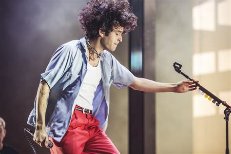 After Matty Healy Kisses Male Fan In Dubai Lgbt Followers Worry For