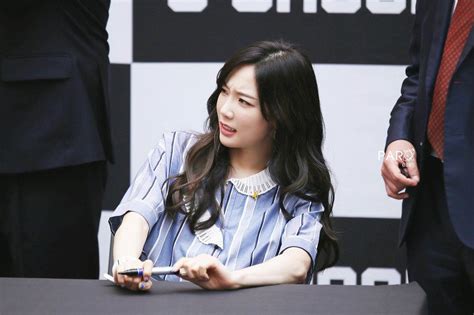Taeyeon Was Trying To Shake A Fan S Hand But Never Expected This To