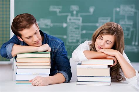 studenten die op stapel boeken tegen bord slapen stock afbeelding image  onderwijs leerling