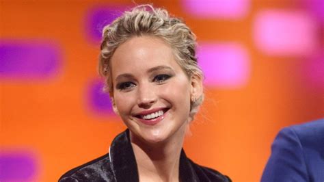 Jennifer Lawrence Apologises For Hawaii Butt Scratching Story Bbc News