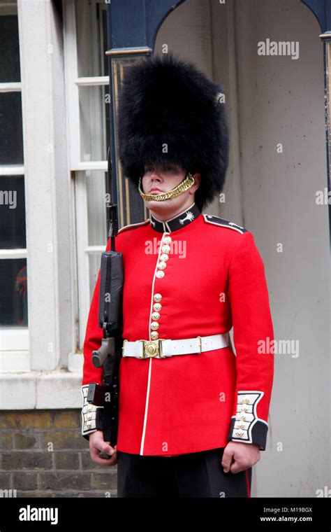 buckingham palace uniforms royal guard summer uniform  sentry duty