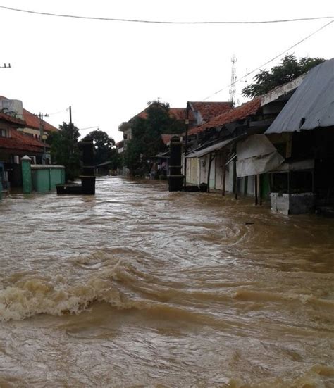 indonesia floods leave 1 dead in jakarta 35 000 affected in sampang east java floodlist