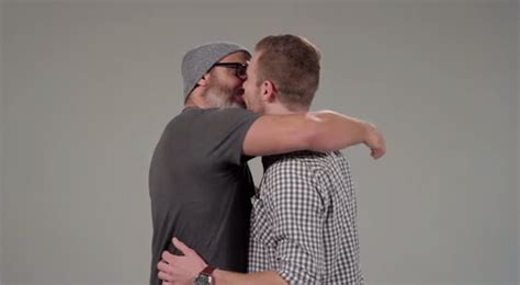 Vídeo Mostra O Que Acontece Quando Dois Homens Heterossexuais Se Beijam