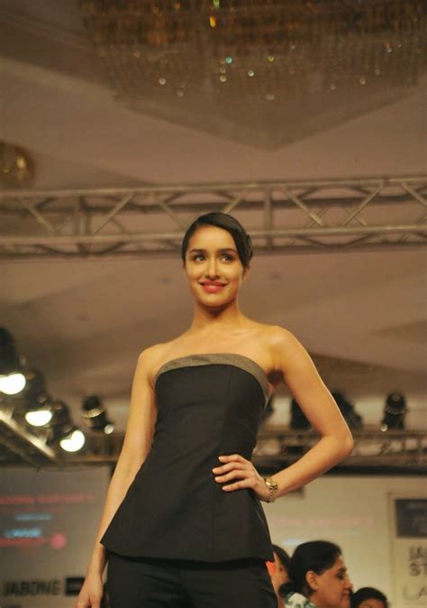 shraddha kapoor looks super sexy in black dress as she