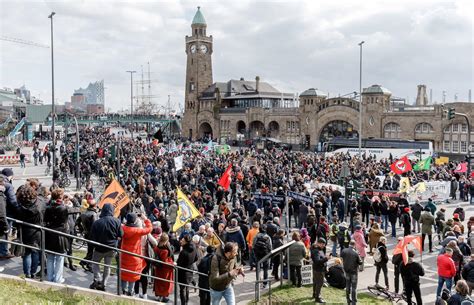 tausende demonstrieren  hamburg fuer aufnahme von fluechtlingen gmxch