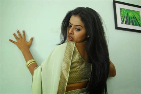 actress poorna hot in saree drop scene stills hd latest tamil actress