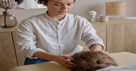 6 Effective Tips For Scalp Massage To Regrow Hair Velacurls