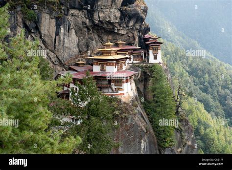 tibetischen buddhismus taktsang palphug kloster auf einem felsen