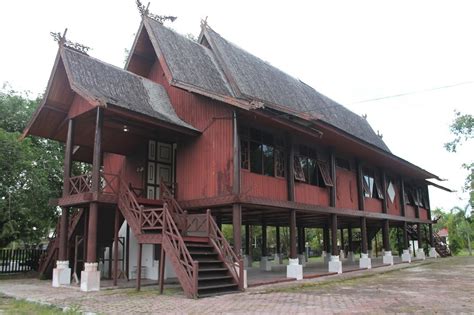 rumah adat panjang kalimantan barat pariwisata indonesia