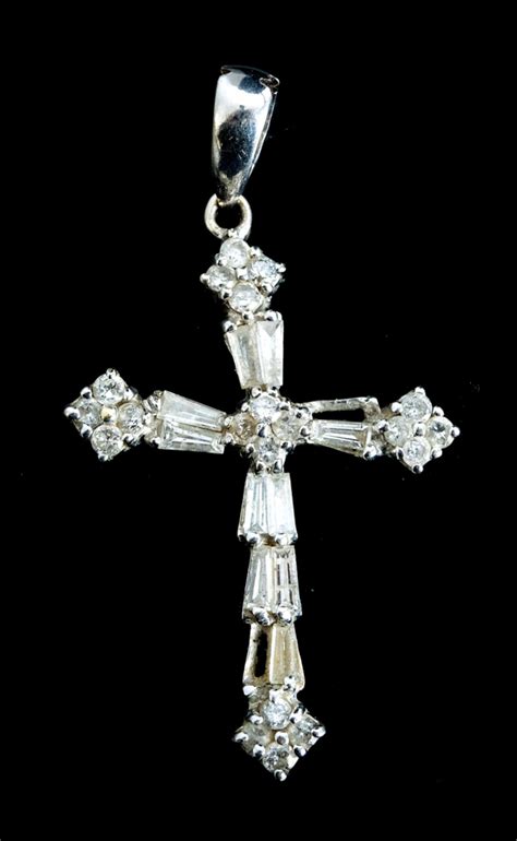 lot  white gold diamond cross pendant