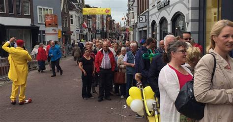 de rij voor gratis stormparaplu bij nieuwe anwb winkel gouda gouda