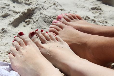 무료 이미지 바닷가 모래 소녀 태양 피트 다리 손가락 빨간 담홍색 닫다 인간의 몸 맨발 피부 발가락