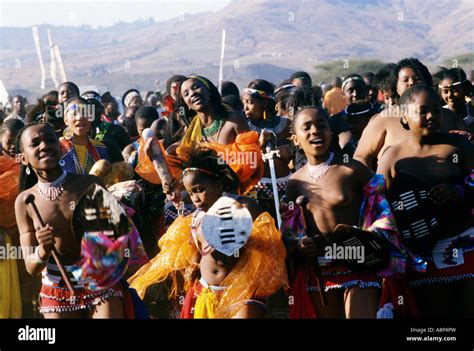 zulu reed dance zeremonielle teilnehmer natal südafrika
