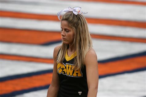 Drakesdrumuk Iowa Cheerleaders Celebrate New Coach