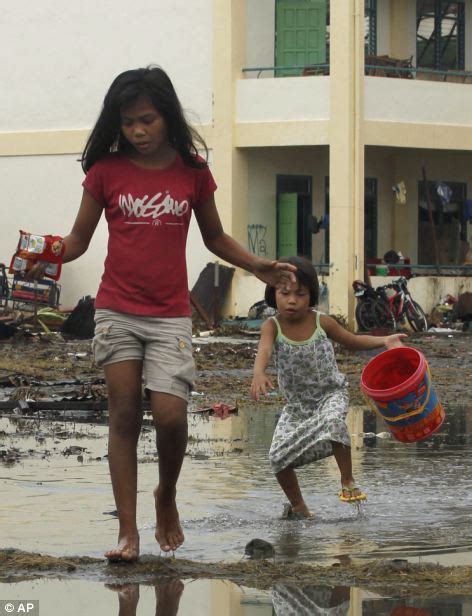 philippines typhoon haiyan bodies piled in streets as