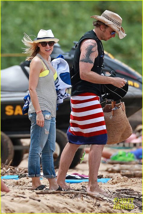 Kristen Bell And Dax Shepard Show Off Beach Bodies In Hawaii Photo