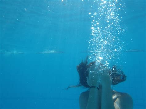 nájera javi manzanares bajo el agua de la piscina