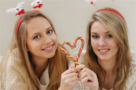 Portrait De Deux Belles Jeunes Filles Faisant L Amoureux Avec Chr Image