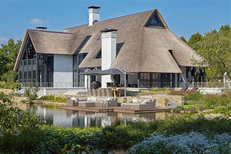 prachtige moderne witte villa met rieten dak veel raampartijen en gestucte gevels architecture