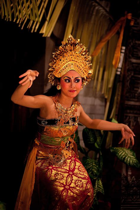 Penari Traditional Modern Traditional Dresses Dancing Pose Burning