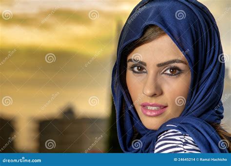 Fille Arabe De Beauté Sensuelle Avec Le Hijab Photo Stock Image Du