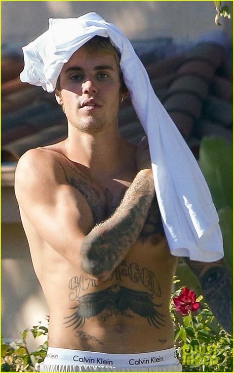 Photo Justin Bieber Goes Shirtless And Flashes His Abs During Walk