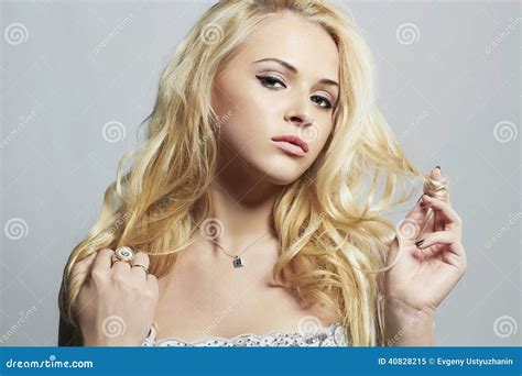 Mooie Sexy Vrouw Flirt Blond Meisje Met Krullend Haar Stock Afbeelding