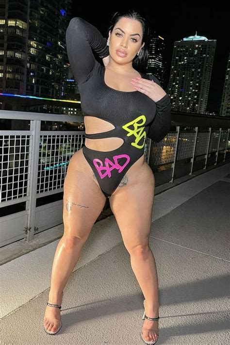 Instagram Model With Biggest Butt On Onlyfans Flaunts Sexy Plunging