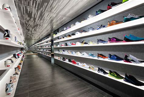 feature shoe store arktura